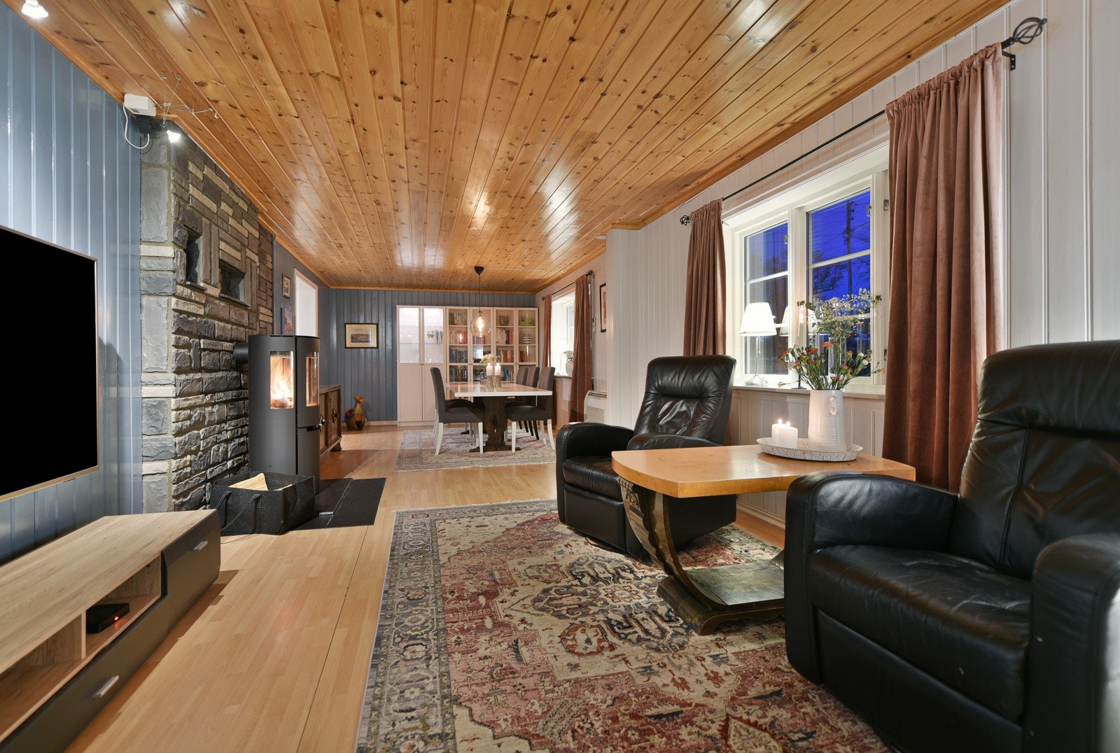 Romslig stue med god plass til spisestue og tv-krok Galleribilde