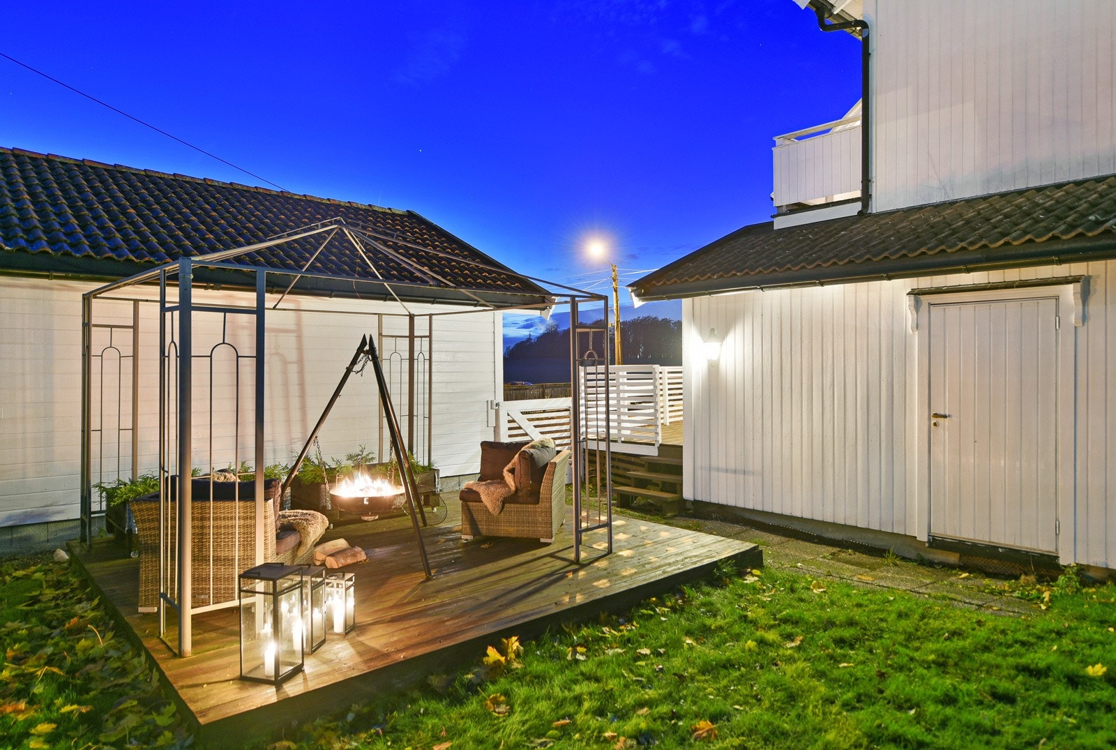 Terrasseplattingen ligger skjermet i hagen Galleribilde