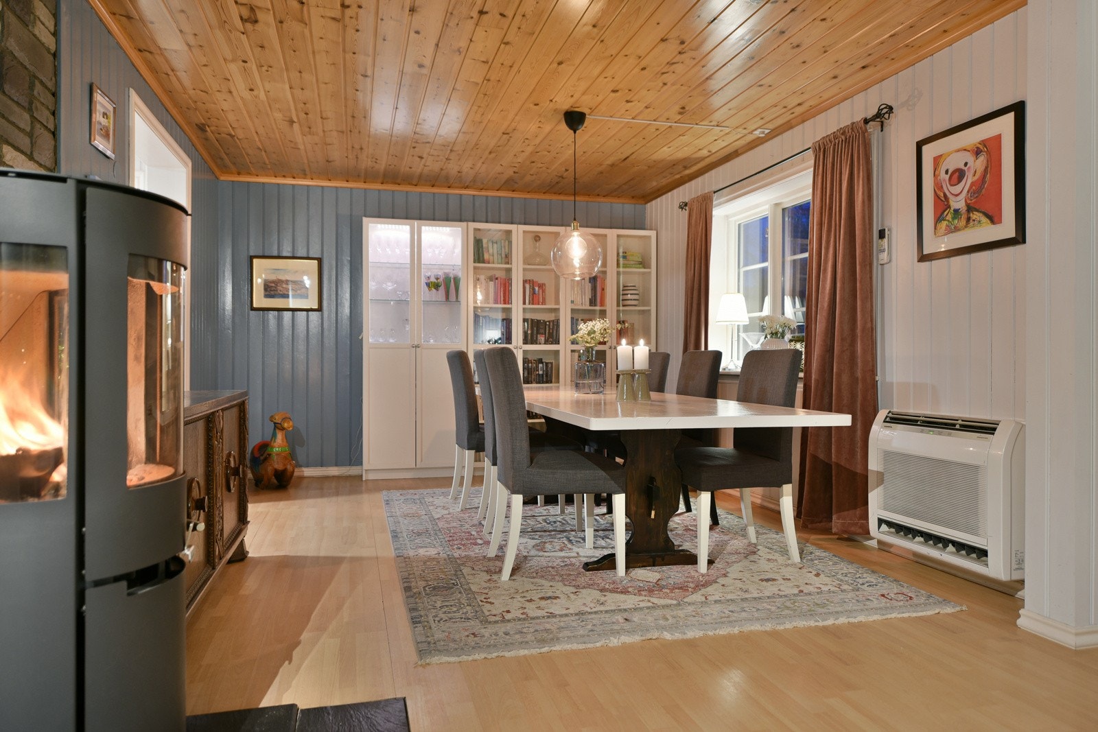 Det er både varmepumpe og vedovn Galleribilde