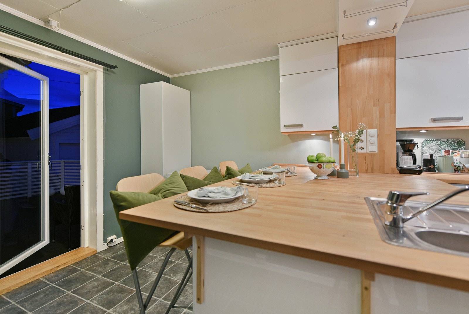 Utgang til terrasse også fra kjøkkenet Galleribilde