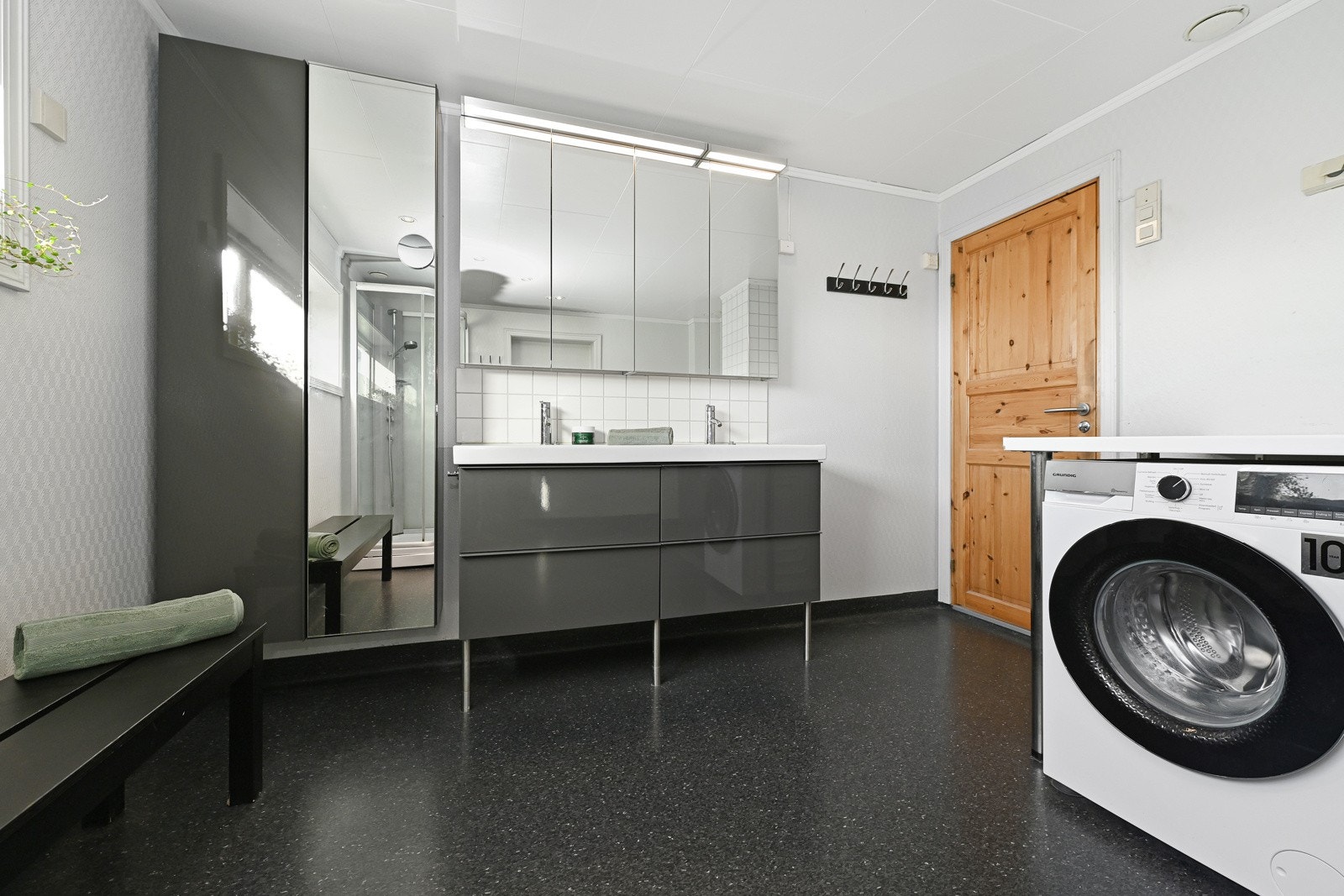 Opplegg vor vaskemaskin på bad Galleribilde