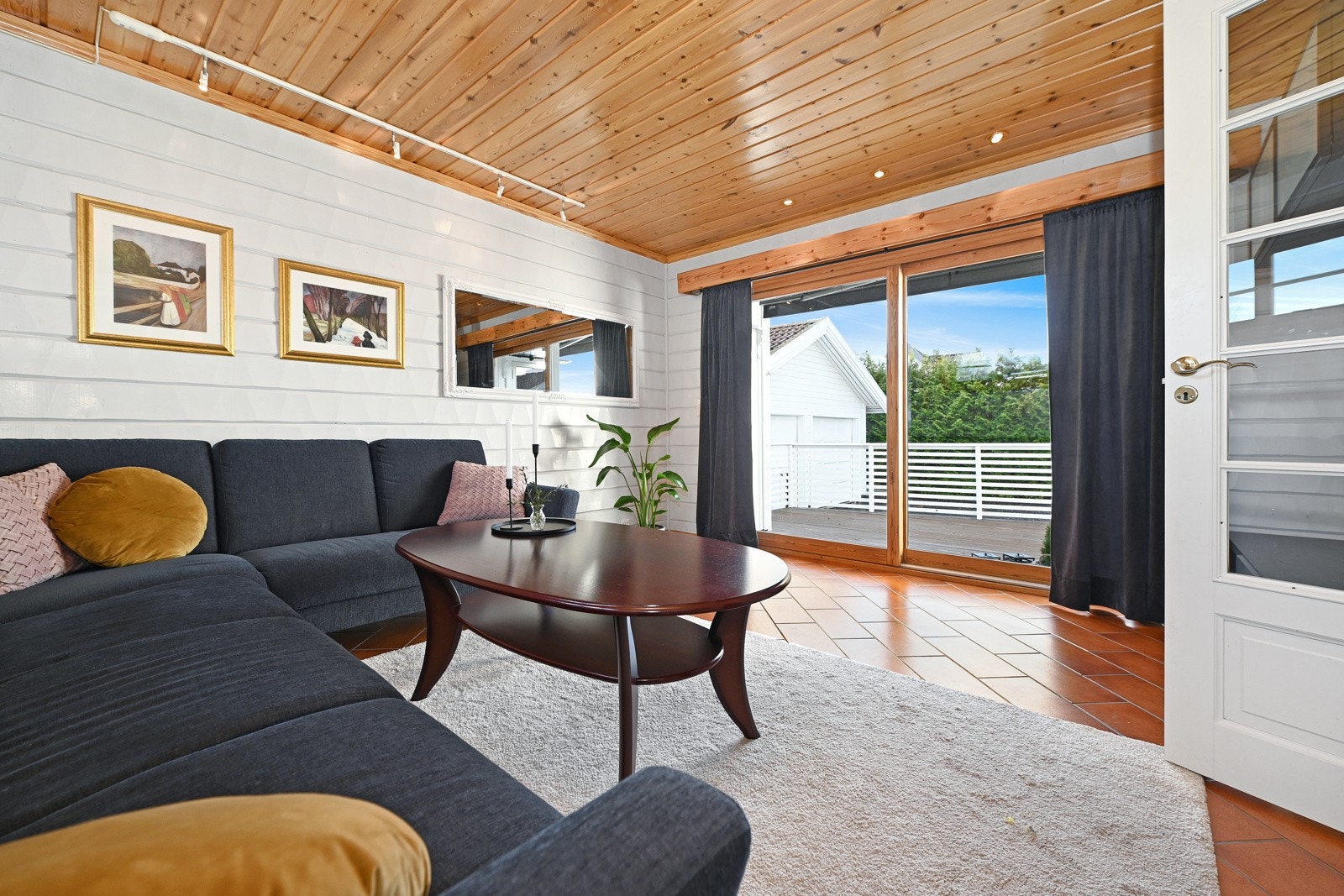 Her er det varme i gulv og utgang til terrasse Galleribilde