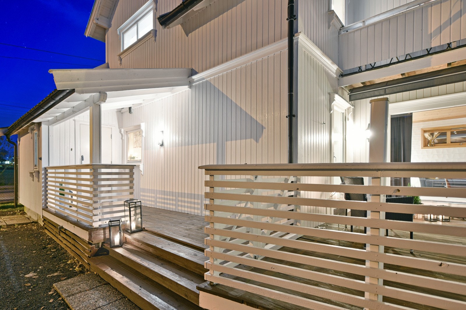 Inngang via overbygd inngangsparti Galleribilde