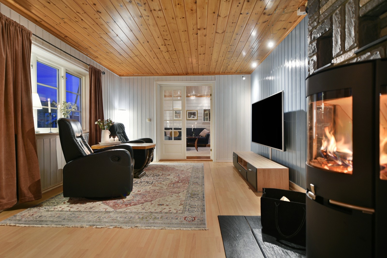 I tillegg til hovedstuen er det en ekstra stue som er avskilt med dobbeldør Galleribilde