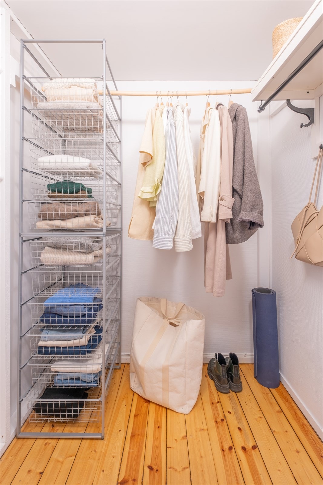 Her er det god plass til både tøy og husholdningsutstyr Galleribilde