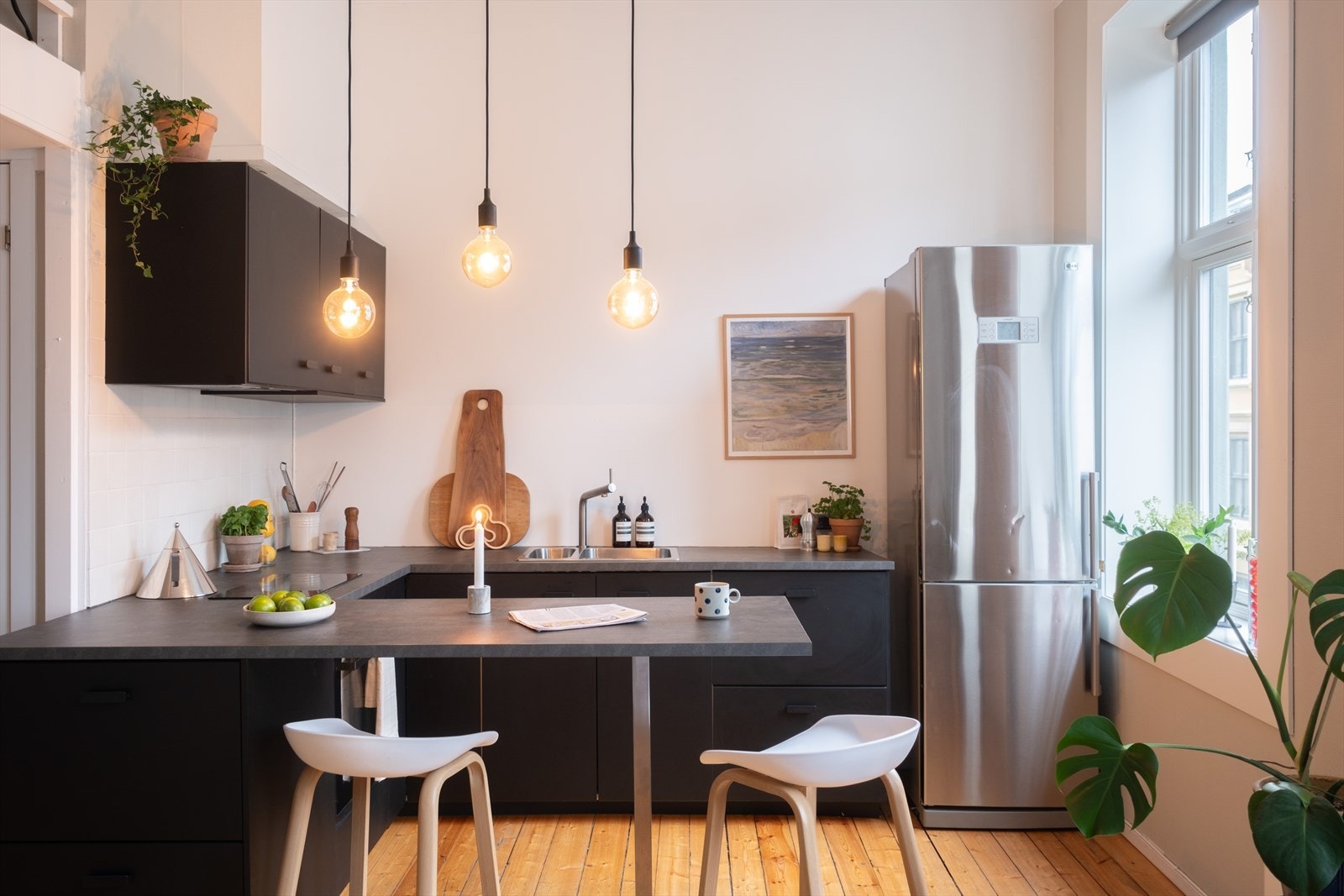 Pent kjøkken fra 2018 med god skap- og benkeplass. Galleribilde