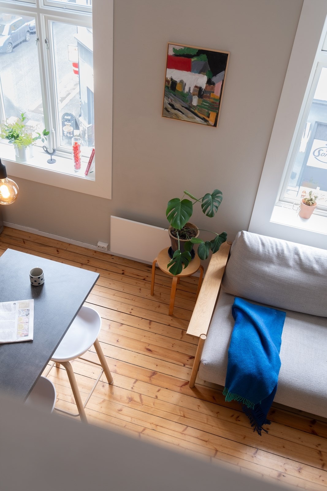 Originalt tregulv og tidsriktige fargevalg gir en lun atmosfære Galleribilde