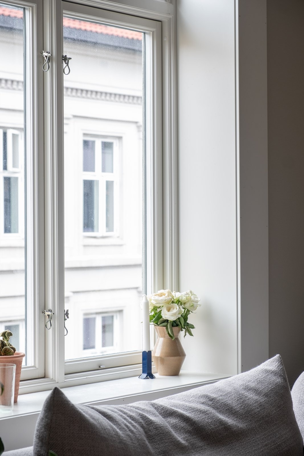 Bygården har klassiske vinduer (fra 2018) med dype karmer Galleribilde