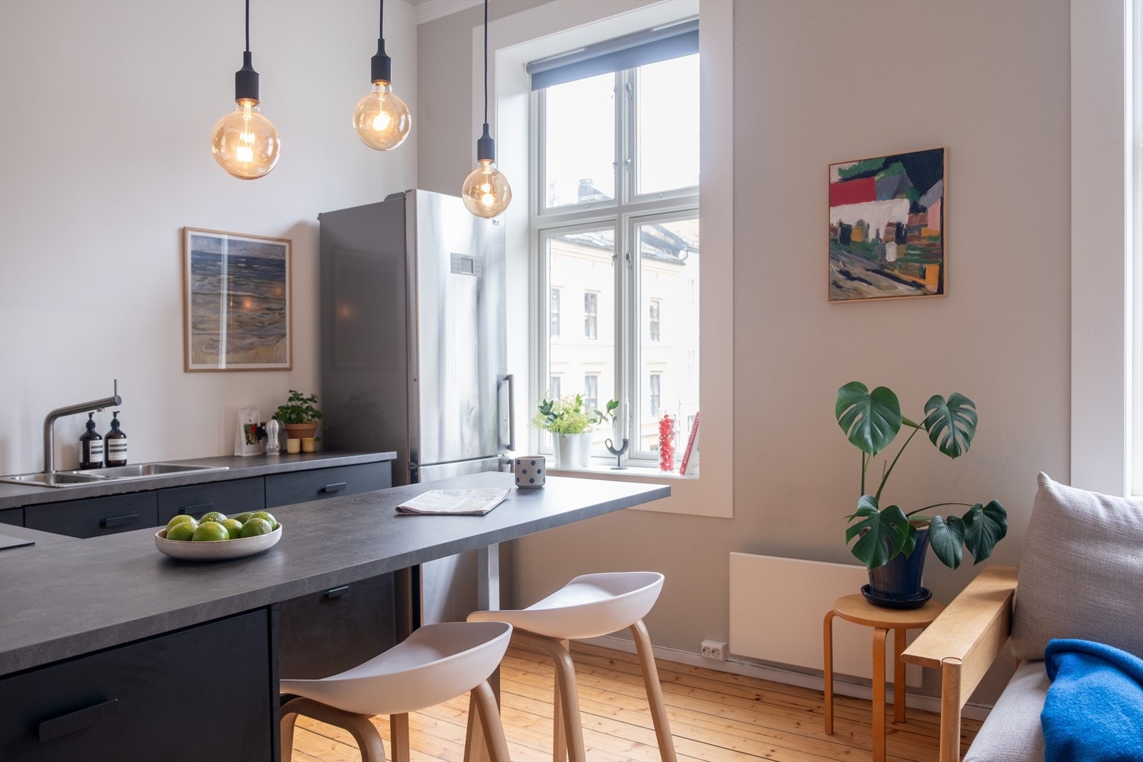 Sosial sittegruppe i forbindelse med kjøkkenet Galleribilde