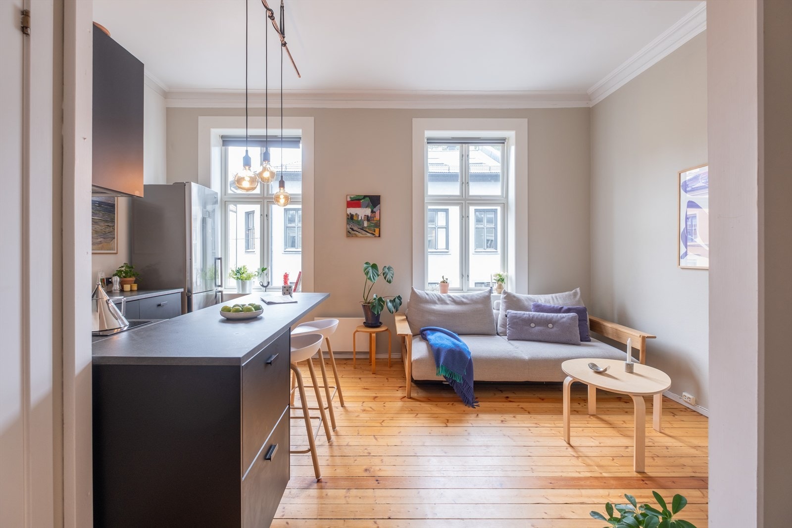 Oppholdsarealet har en naturlig soneinndeling i stue og kjøkken Galleribilde