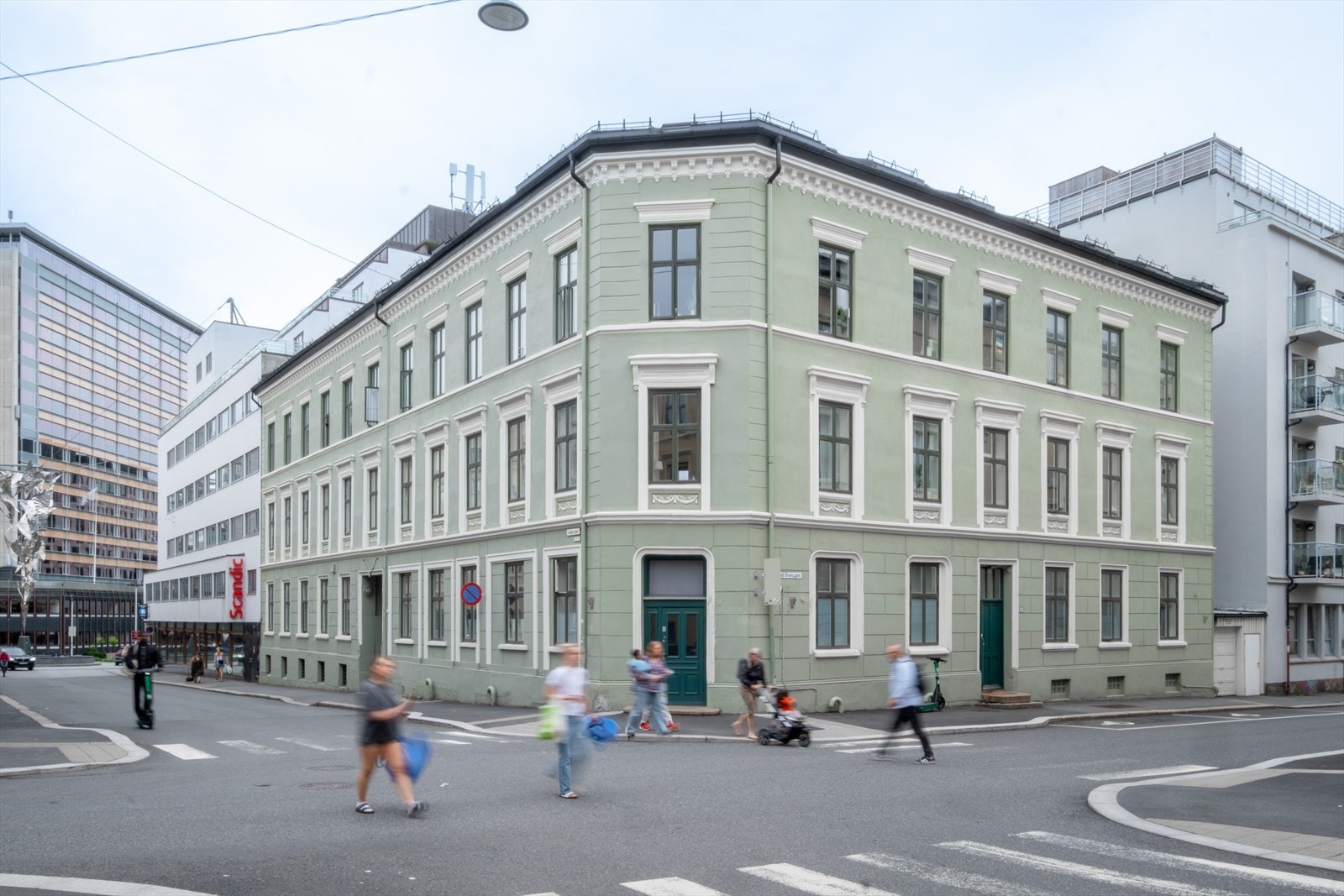 Selve gården ligger en en rolig sidegate fra St. Olavs Plass. Gården stod ferdig i 1892 og er av historisk verdi for Oslo. Galleribilde