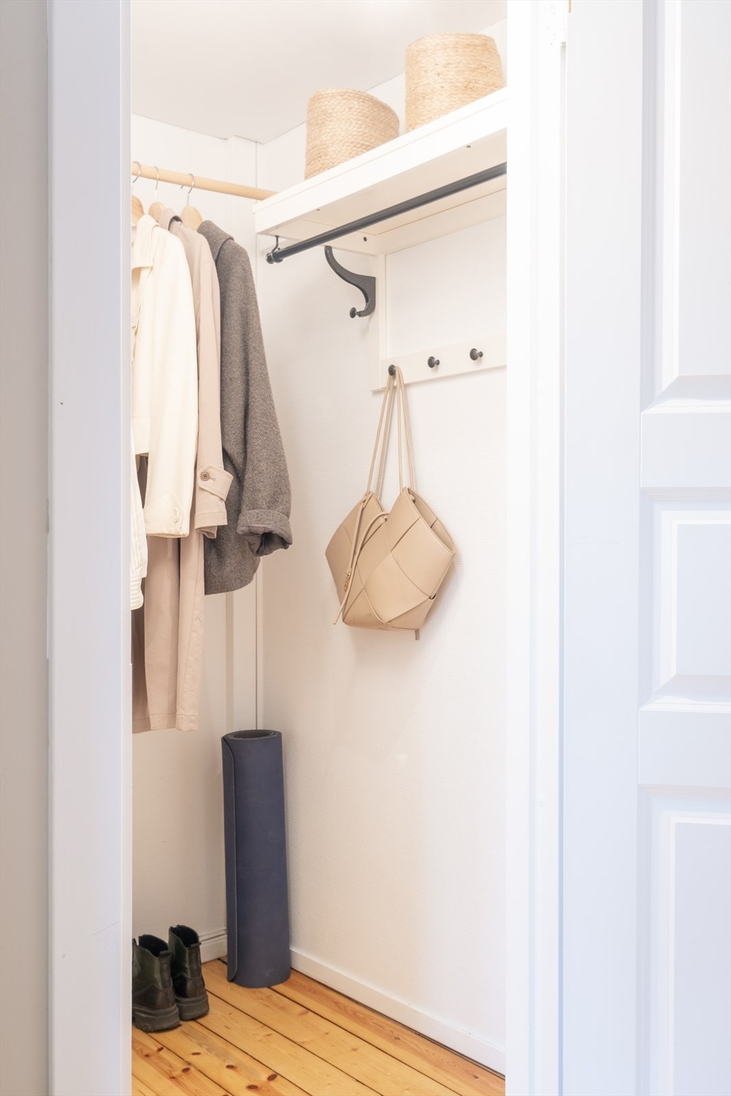 Under hemsen er det et praktisk omkledningsrom Galleribilde