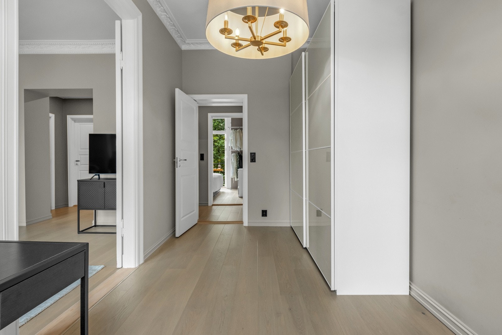 Klær og annet oppbevares enkelt i en stilig garderobeløsning. Galleribilde