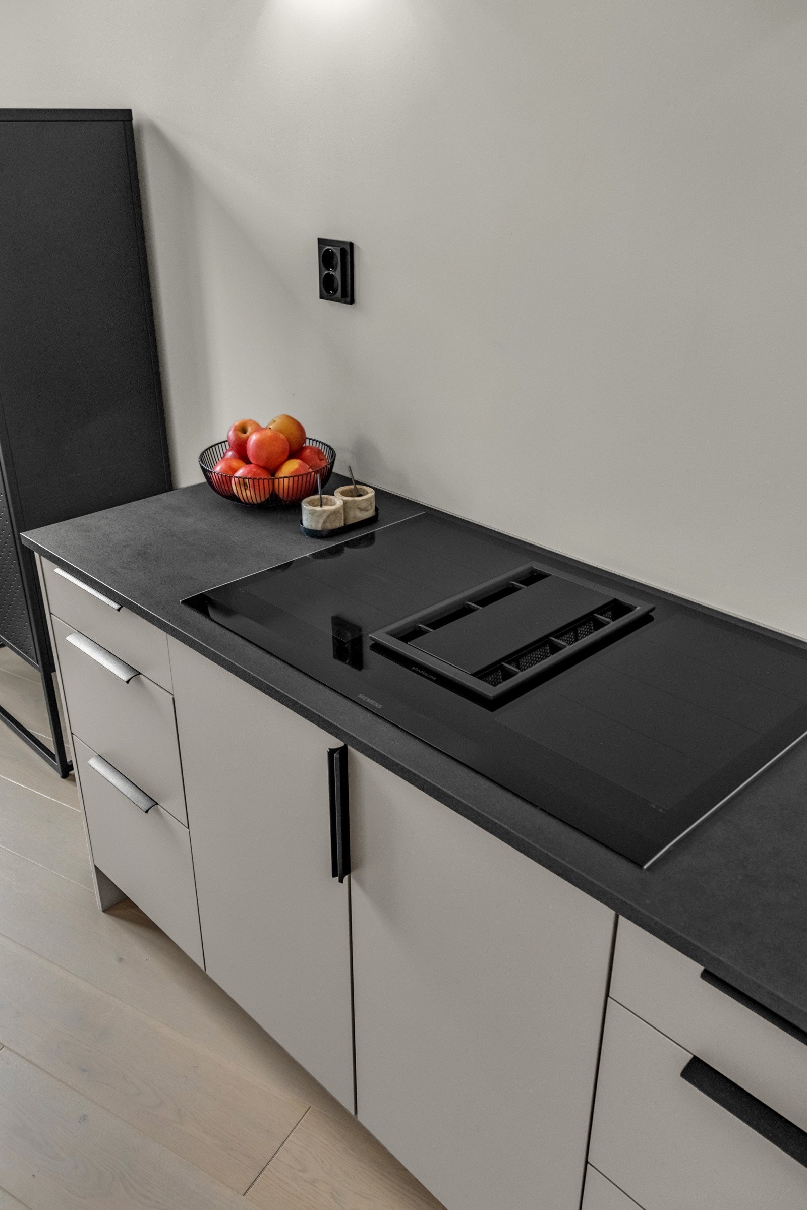 Det er kjøkkenventilator i platetoppen. Galleribilde