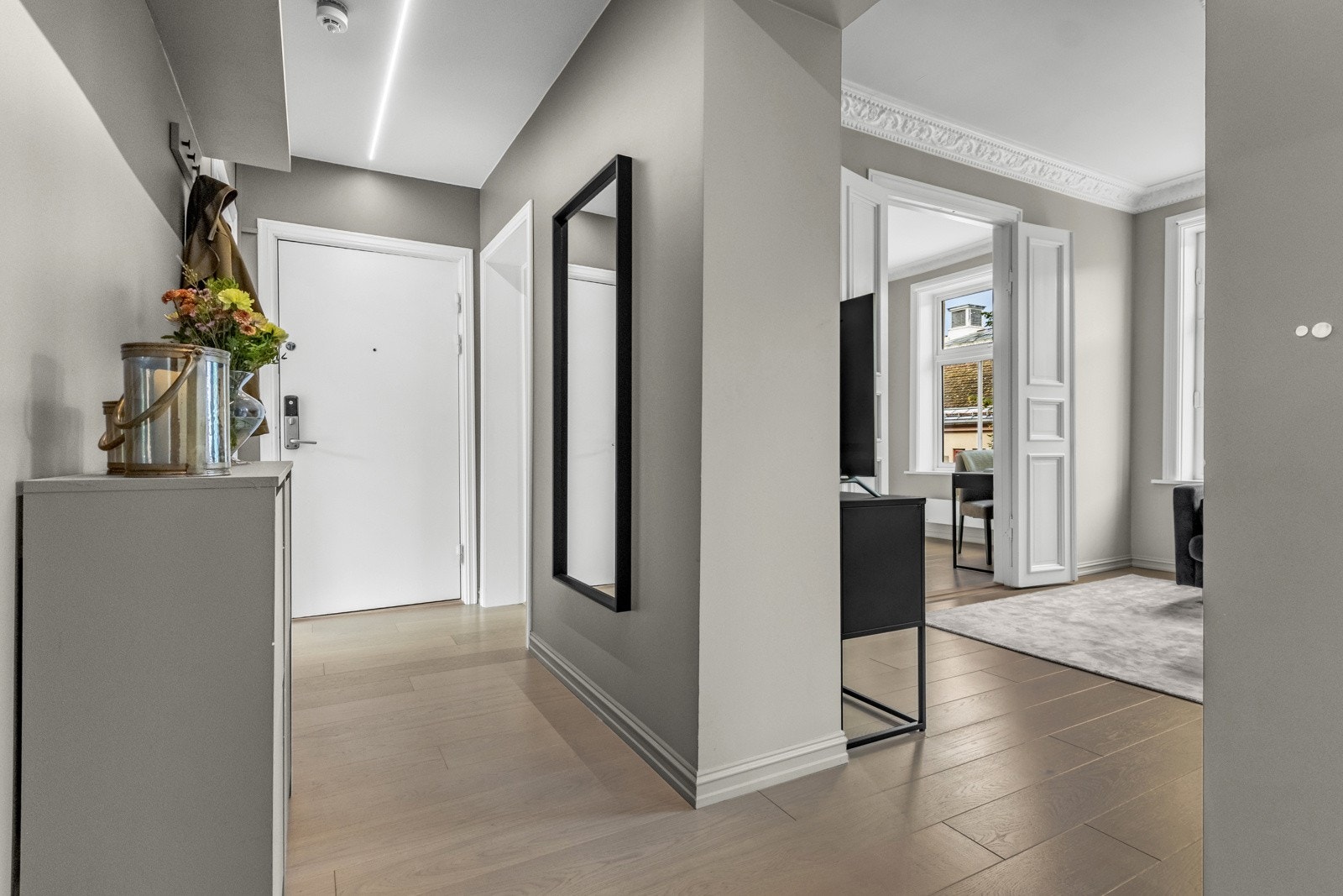 I denne leiligheten forenes klassisk arkitektur med moderne løsninger. Galleribilde