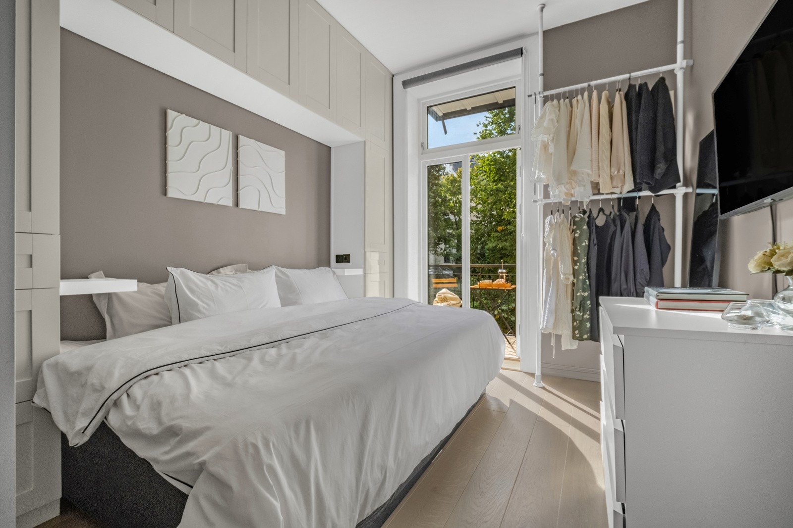 Flott hovedsoverom med plassbygd oppbevaringsløsning som utnytter plassen maksimalt. Galleribilde