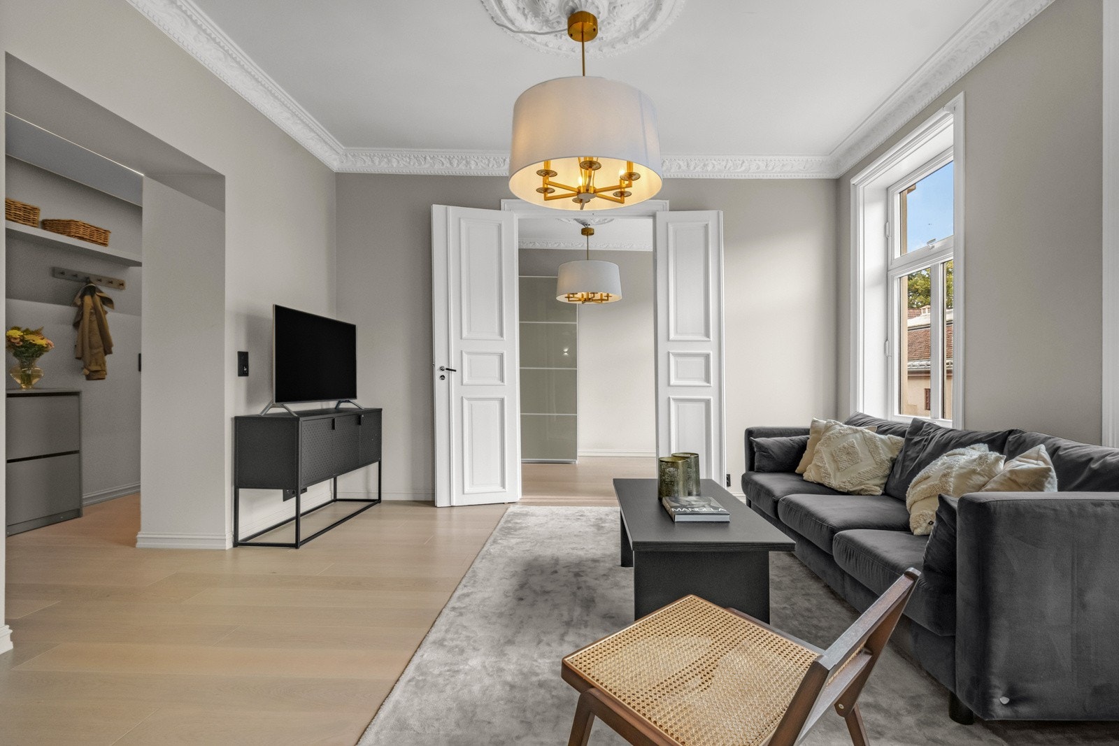 Vakre, doble fløydører mellom rommene. Gulvet er belagt med en flott 1-stavs parkett. Galleribilde