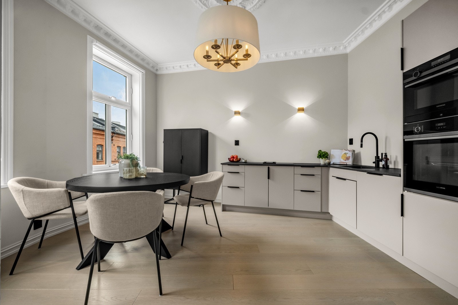 Et spisekjøkken med rom for gjester! Dette rommet blir fort en favoritt og et fint sted for de daglige måltidene, lekselesing og hyggelige sammenkomster. Galleribilde