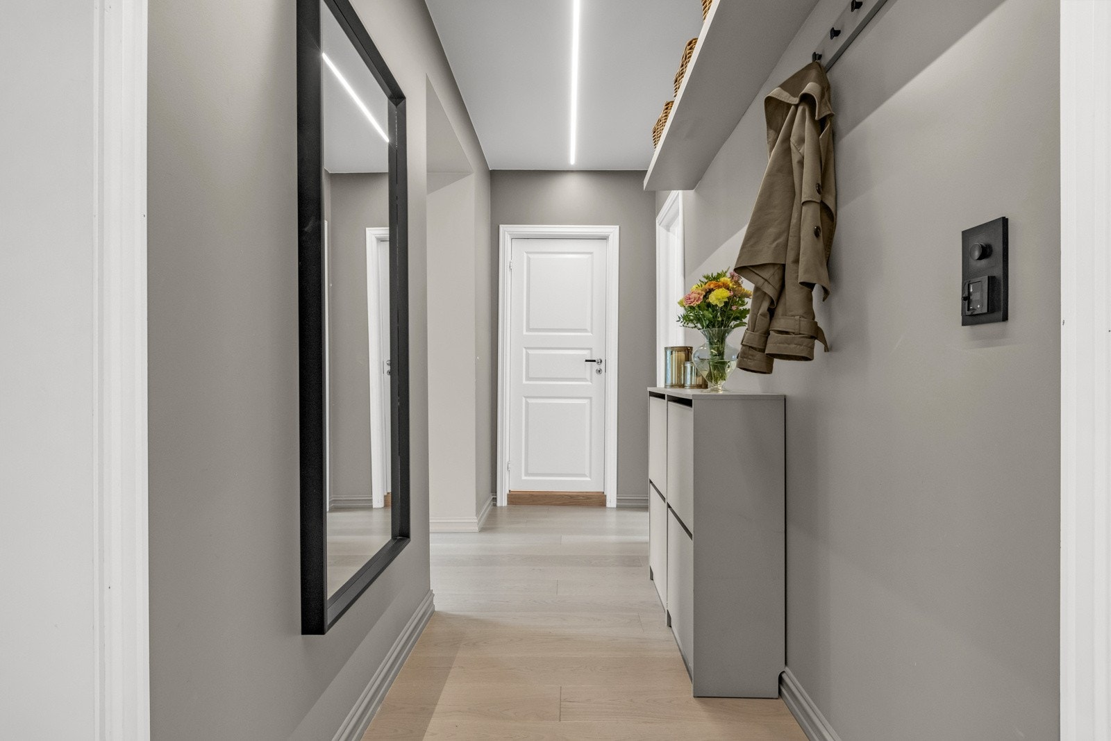 Innbydende entré med oppbevaringsplass langs veggen. Galleribilde