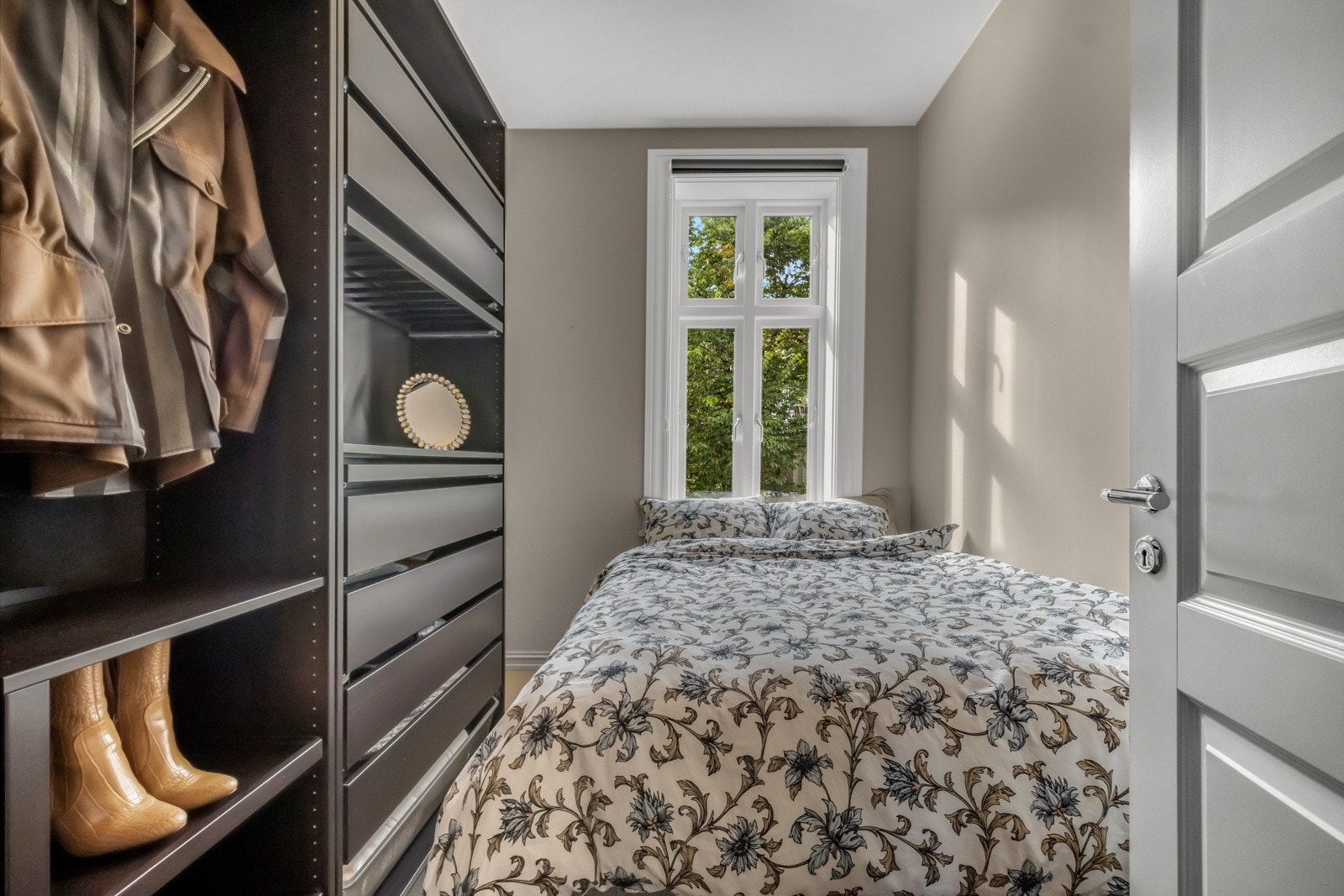 Soverom 2 av god størrelse med plass til ønsket innredning. Galleribilde