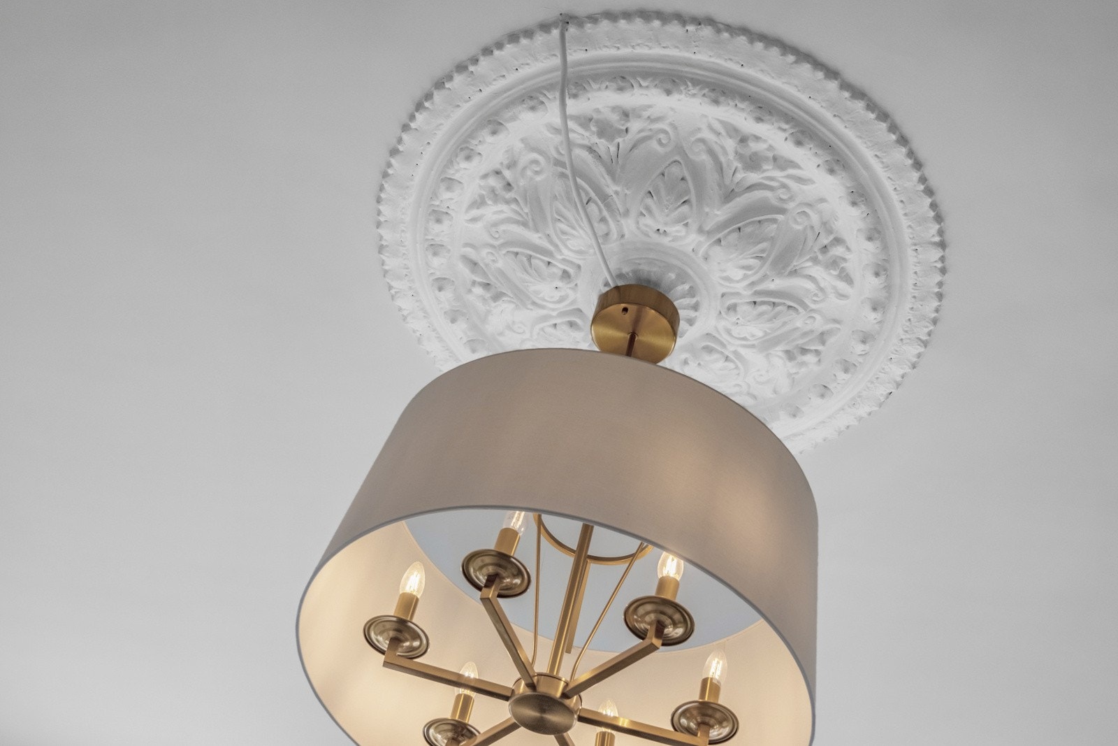 Vakre rosetter er å finne i flere av leilighetens rom. Galleribilde