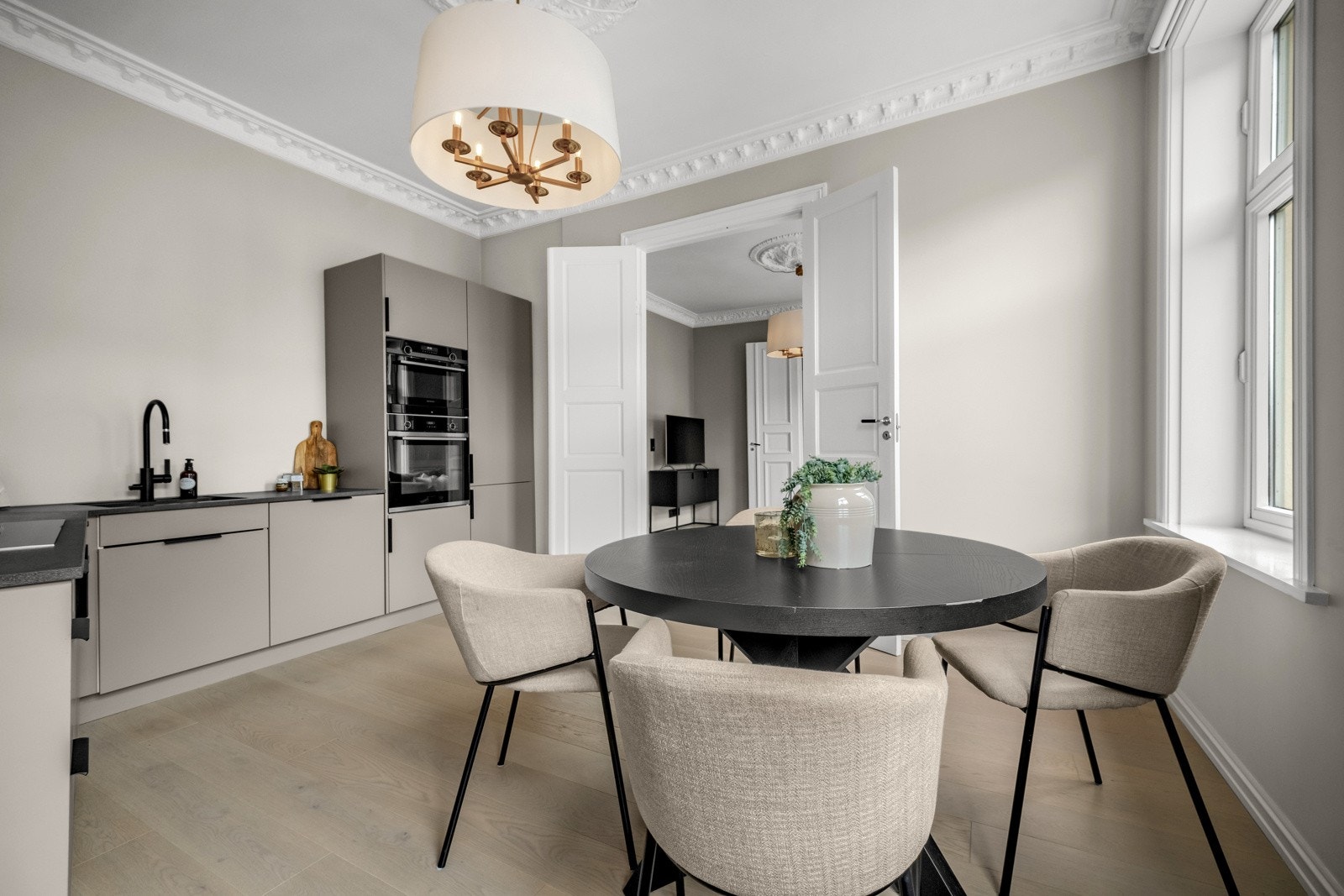 Kjøkkenet er stilrent med god oppbevaringsplass i skuffer og skap som gjør det enkelt å holde orden. Galleribilde