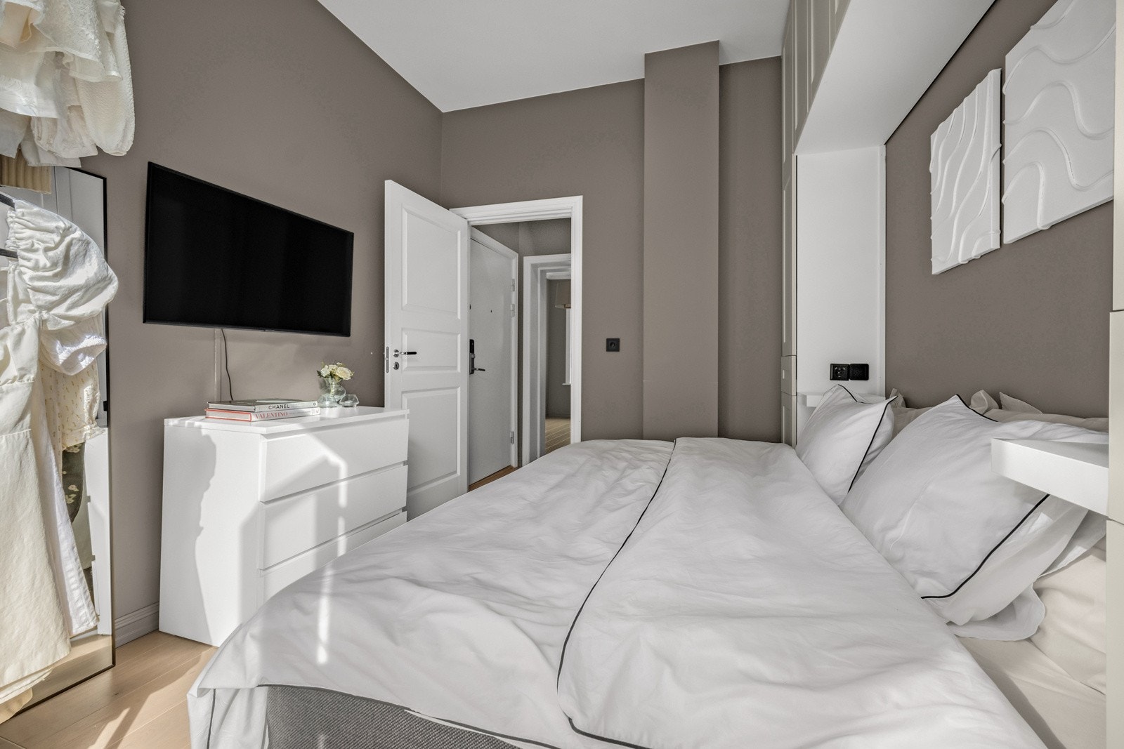 En harmonisk fargepalett er valgt med omhu, og en god natts søvn kan nytes i stor dobbeltseng. Galleribilde