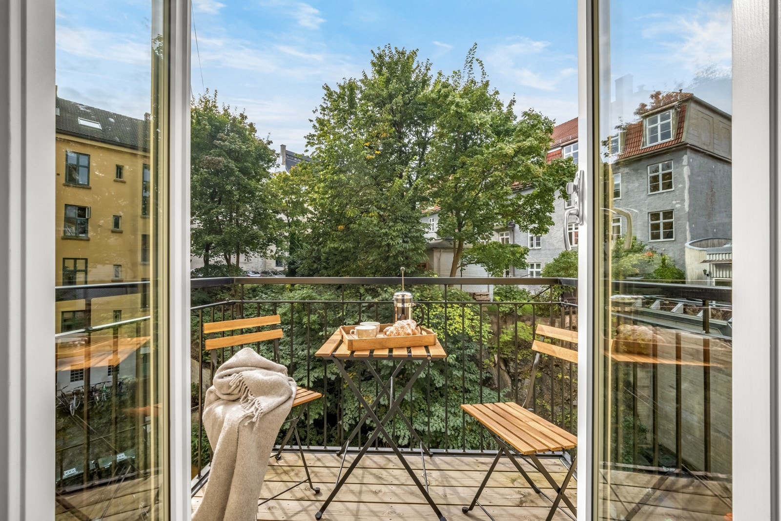 Utgang til en solrik balkong vendt mot vakre omgivelser. Galleribilde