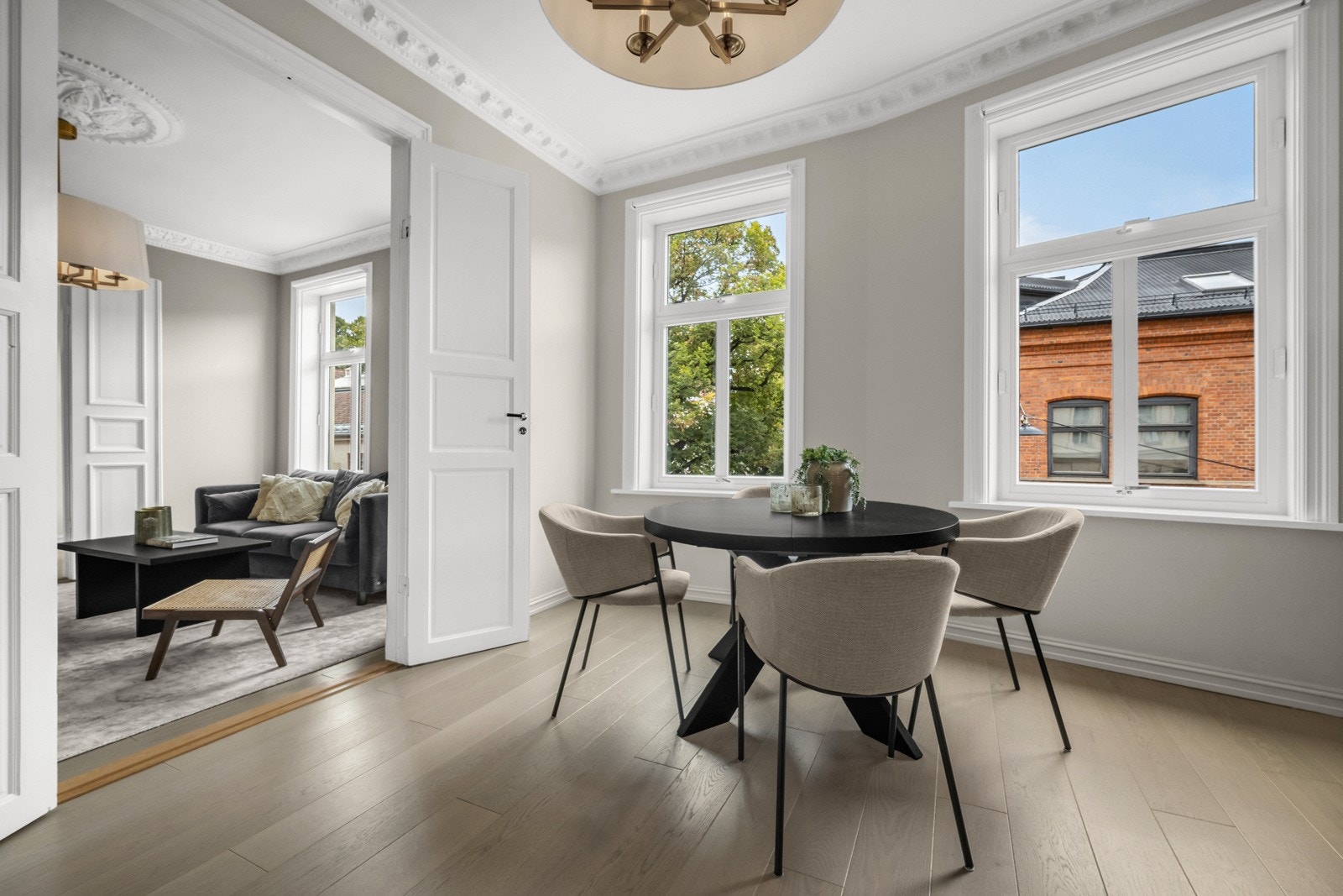 En hyggelig spisegruppe finner sitt naturlige sted med store vindusflater som bakteppe. Galleribilde