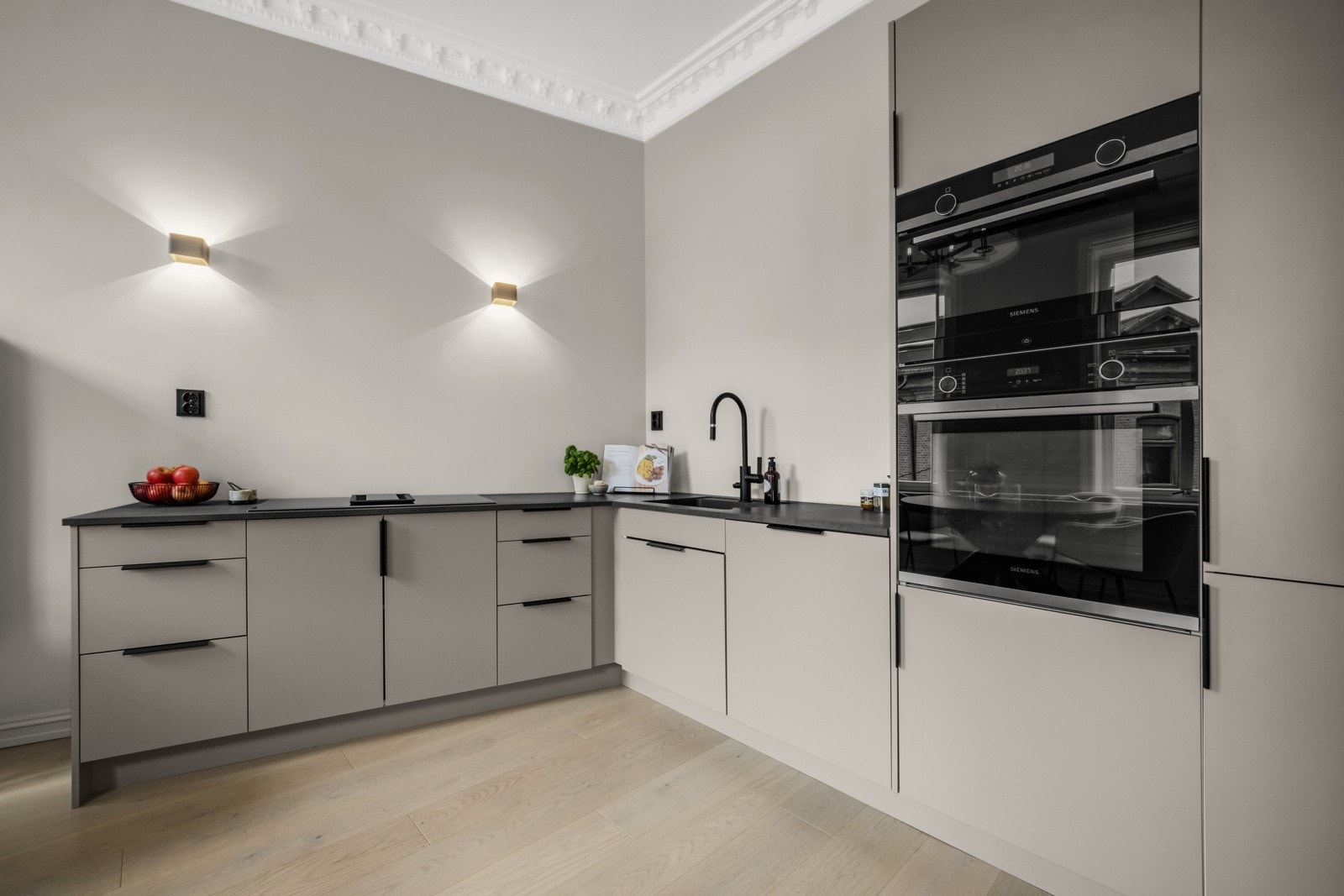 Det er integrert kjøleskap med frysedel, microbølgeovn, komfyr og induksjonstopp. Galleribilde