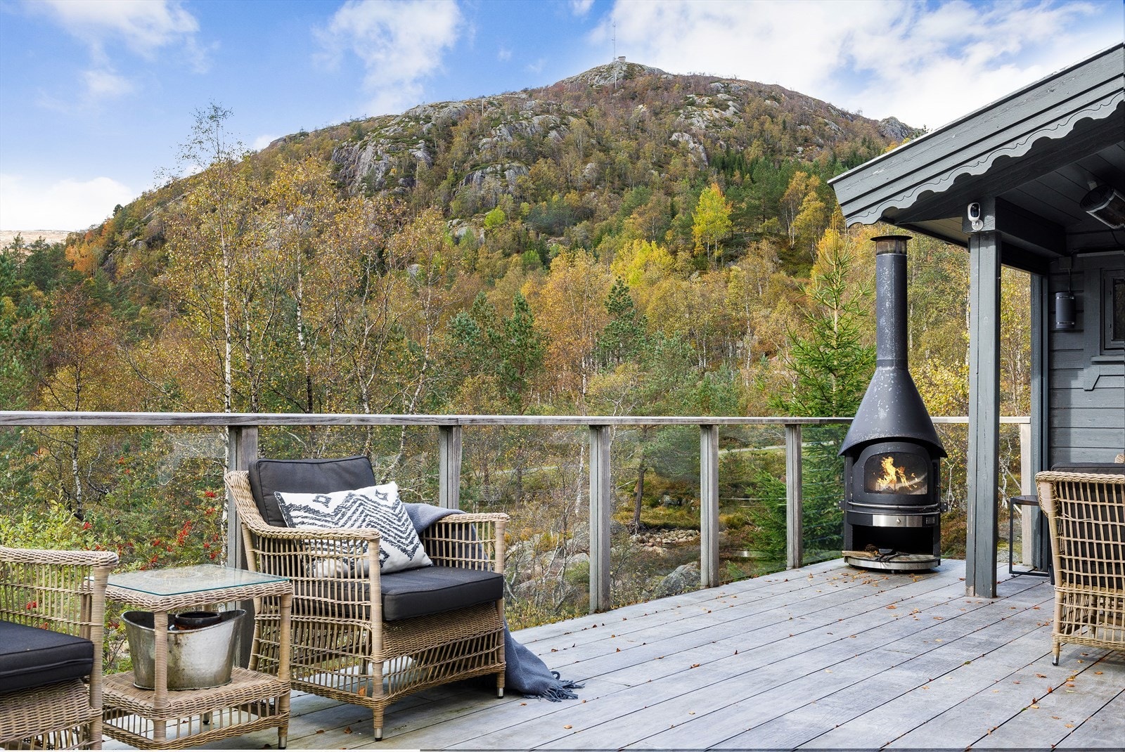 Eiendommen har en herlig beliggenhet i Josdal, omgitt av fantastisk natur og flott utsikt. Galleribilde