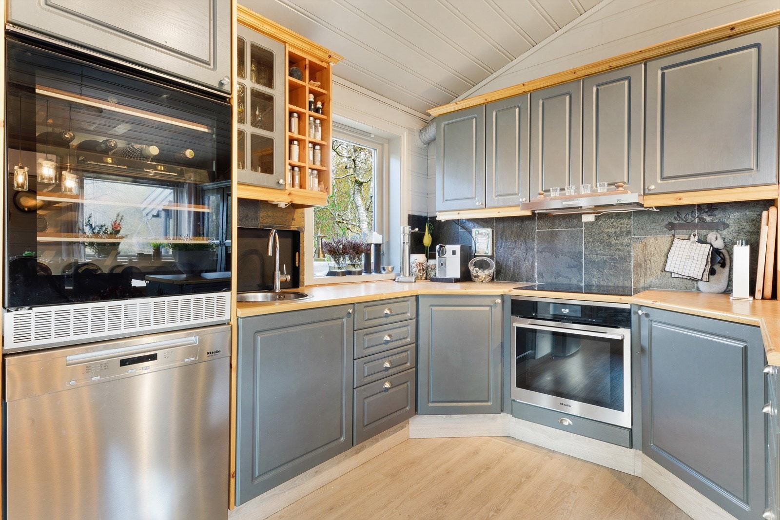 Kjøkkenet har integrerte hvitevarer fra Miele/Siemens, Bosch kjøleskap, Miele oppvaskmaskin og Miele vinskap. Galleribilde