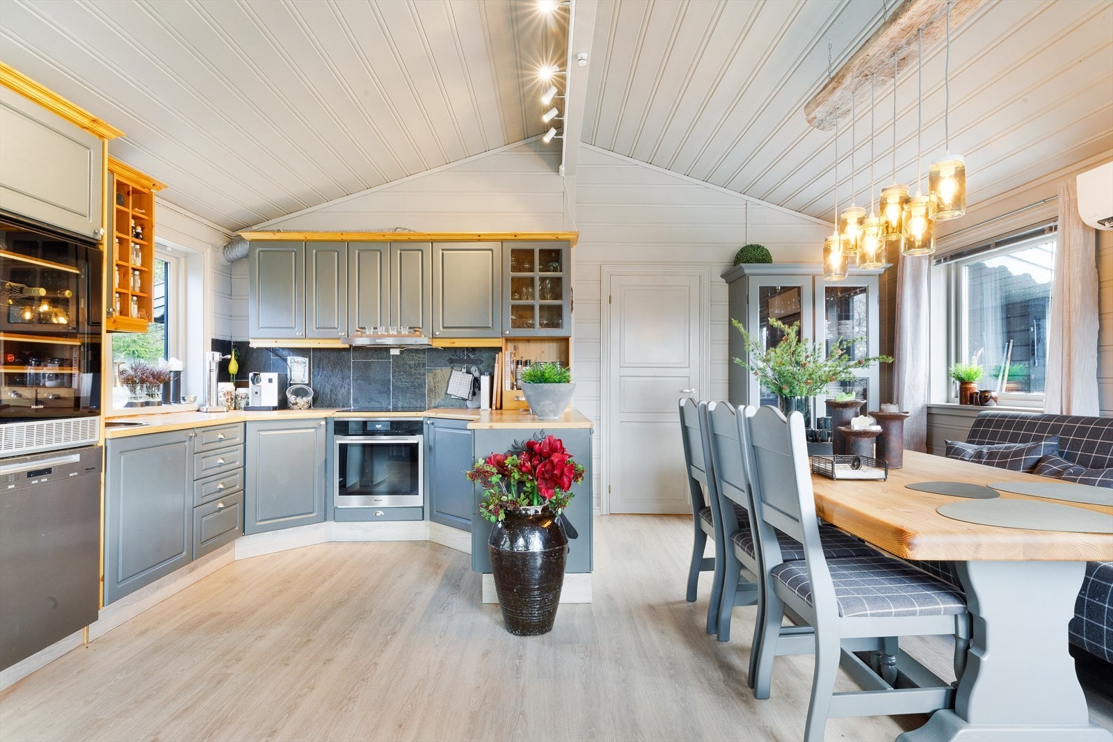 Flott kjøkkeninnredning fra Vårt Kjøkken med heltre malte fronter. Galleribilde