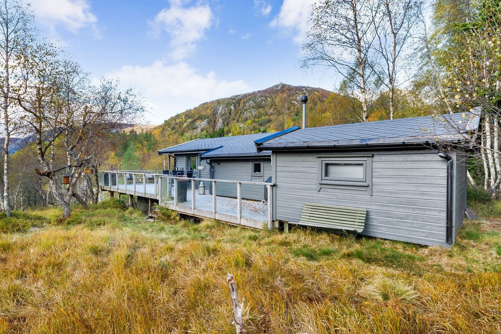 Det er flere oppkjørte skiløyper i området. Hytten ligger ca. 15 minutters biltur opp i fjellet fra Tonstad sentrum og 550 m.o.h slik at det vinterstid er gode snøforhold. Galleribilde