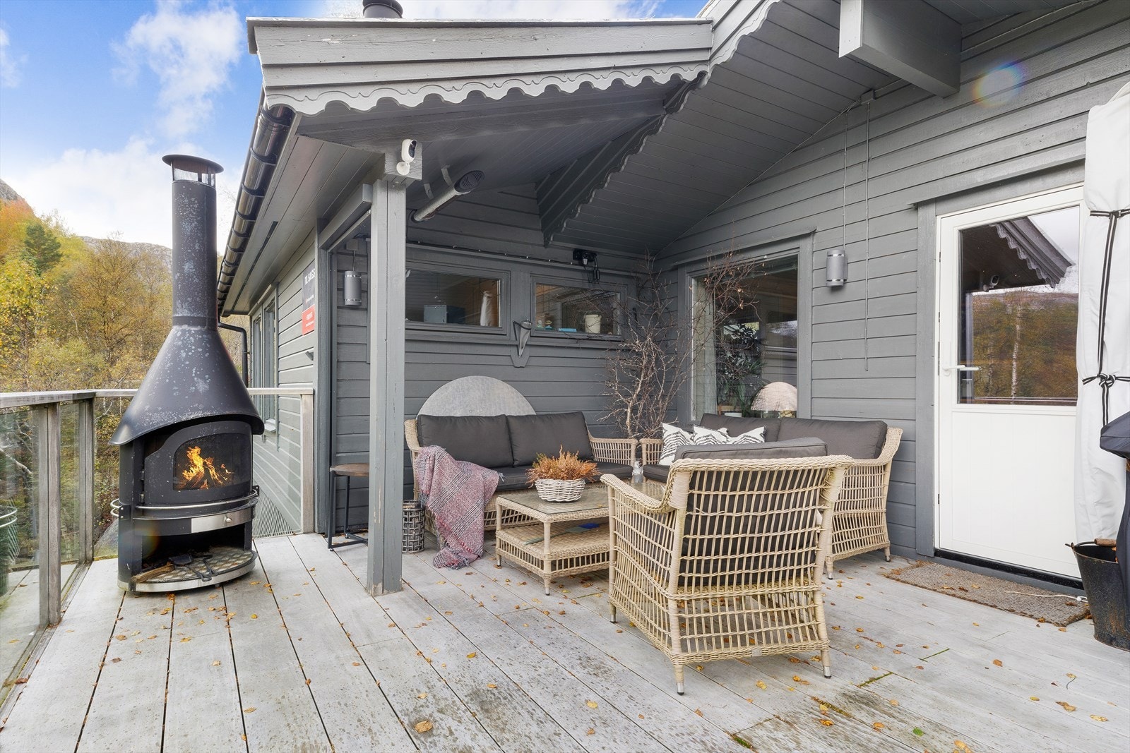 Terrassedekke er av type 6 Accoya kvistfritt og uten synlige skruer. Rekkverk/terrasseport Accoya og sikkerhetsglass. Galleribilde