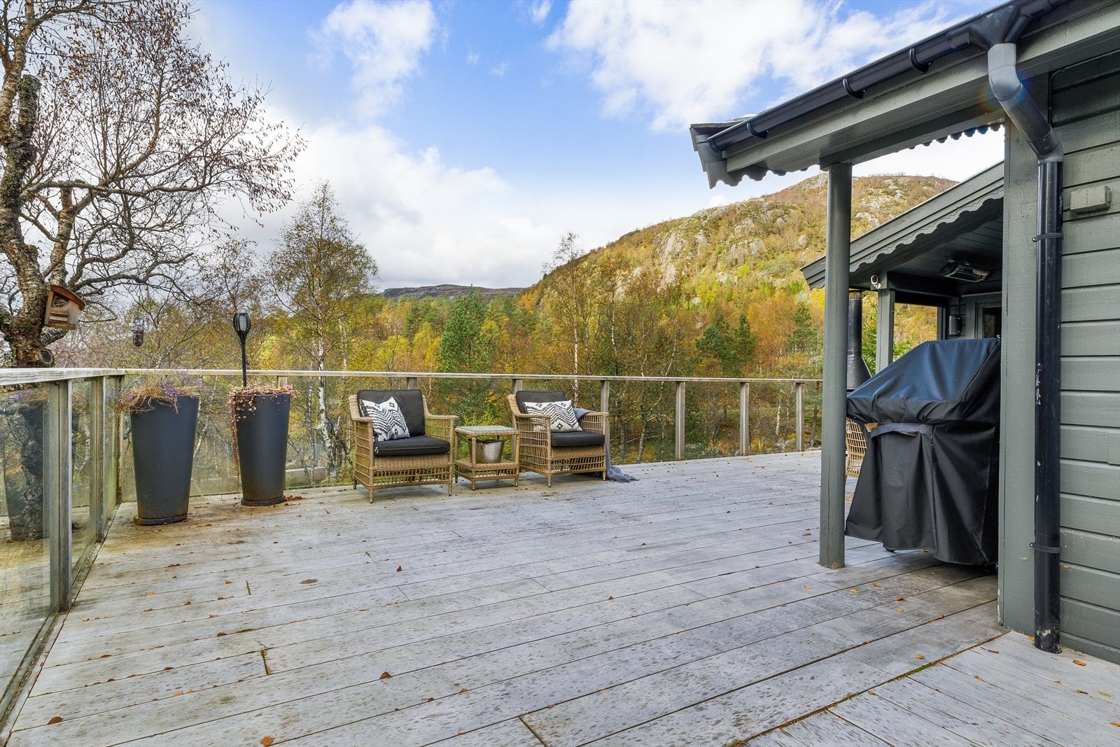 Stor terrasse på hele 84 m² som strekker seg rundt store deler av hytten. Galleribilde