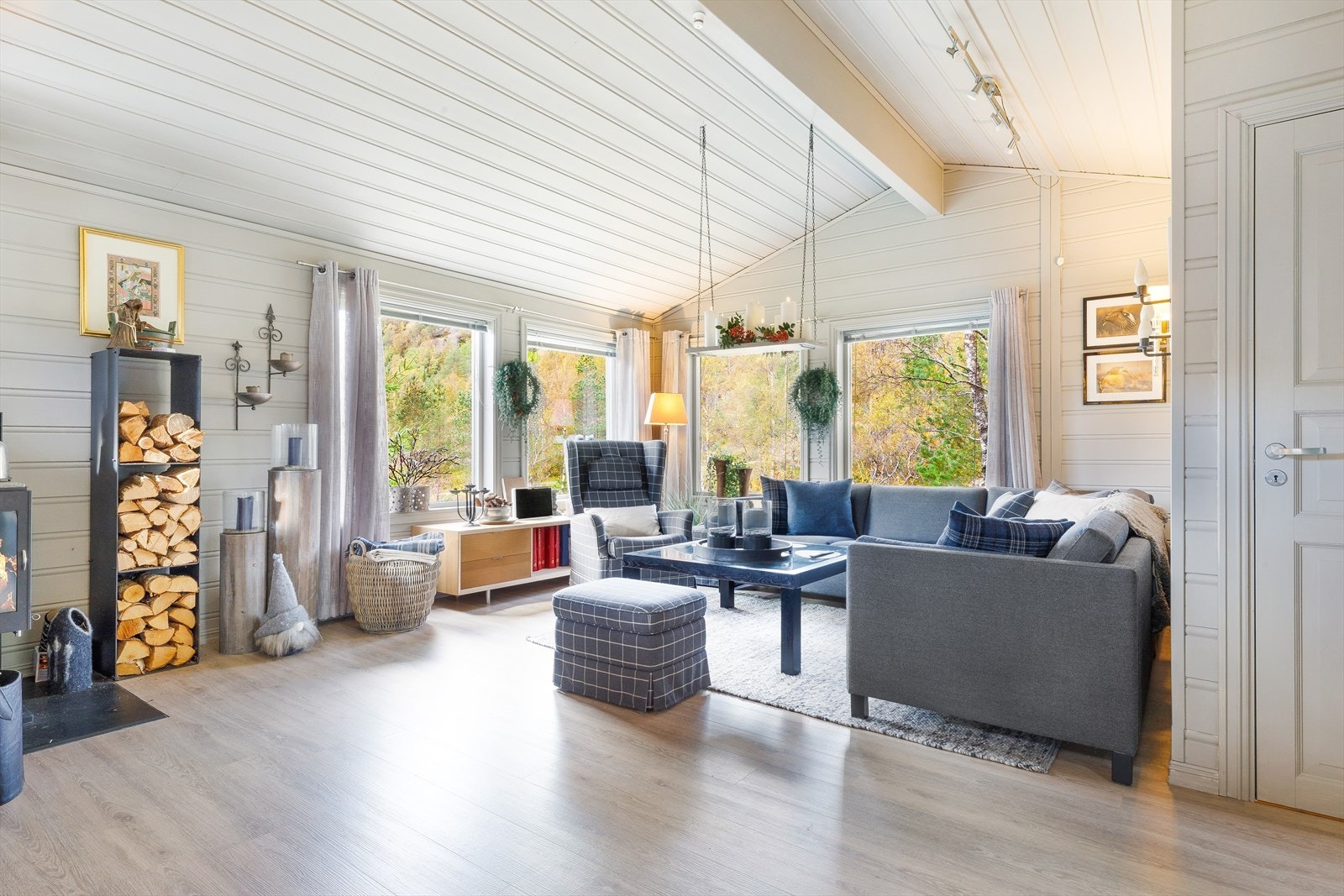 Hytten fremstår koselig og har laminat og skifer/fliser på gulv. Galleribilde