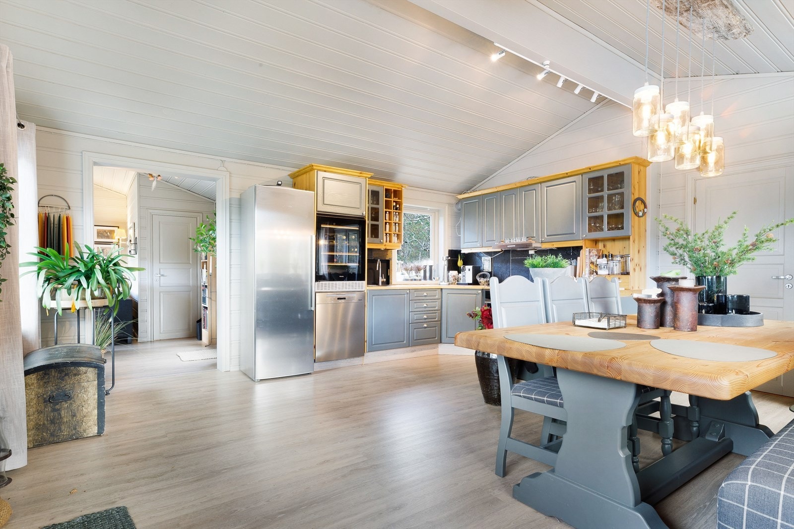 Her er det god takhøyde og gode vindusflater som sørger for rikelig med lysinnslipp av naturlig lys. Galleribilde