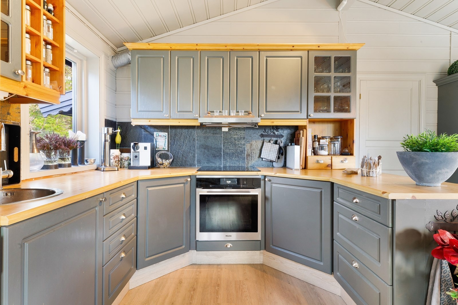 Her er det godt med skap- og benkeplass, og den åpne løsningen mot spisestuen gjør rommet sosialt og trivelig. Galleribilde