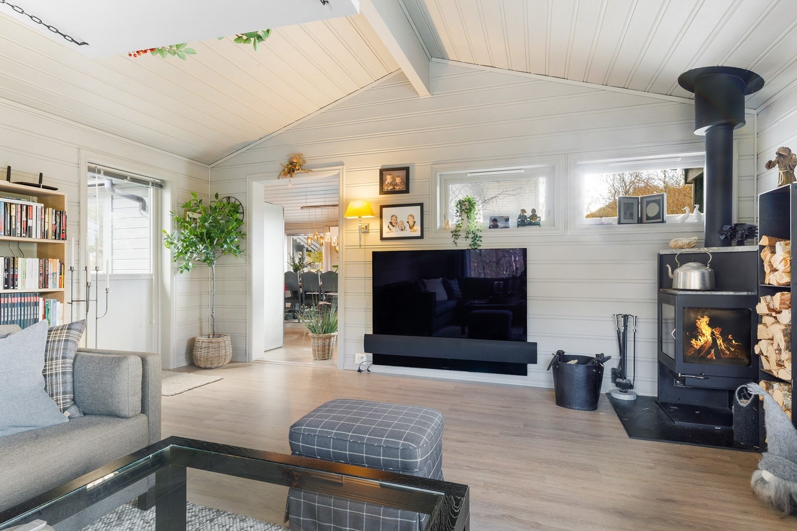 Stuen har åpen løsning mot kjøkken. Det er ildsted fra Scan som gir god varme på de kaldeste dagene. Galleribilde