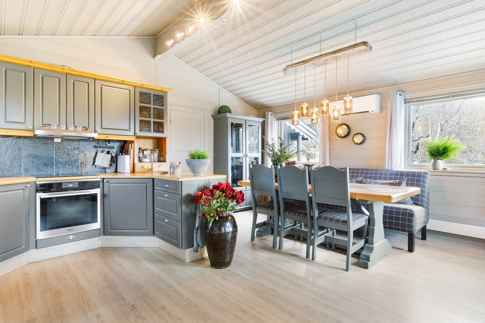 Stuen er romslig og har plass til sofagruppe og spisegruppe. Galleribilde