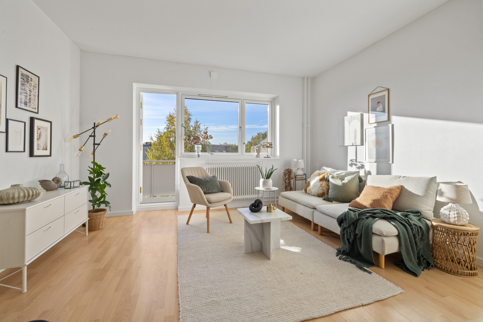 Leiligheten har store vindusflater som slipper inn rikelig med naturlig lys og gir fint utsyn fra rommene. Galleribilde