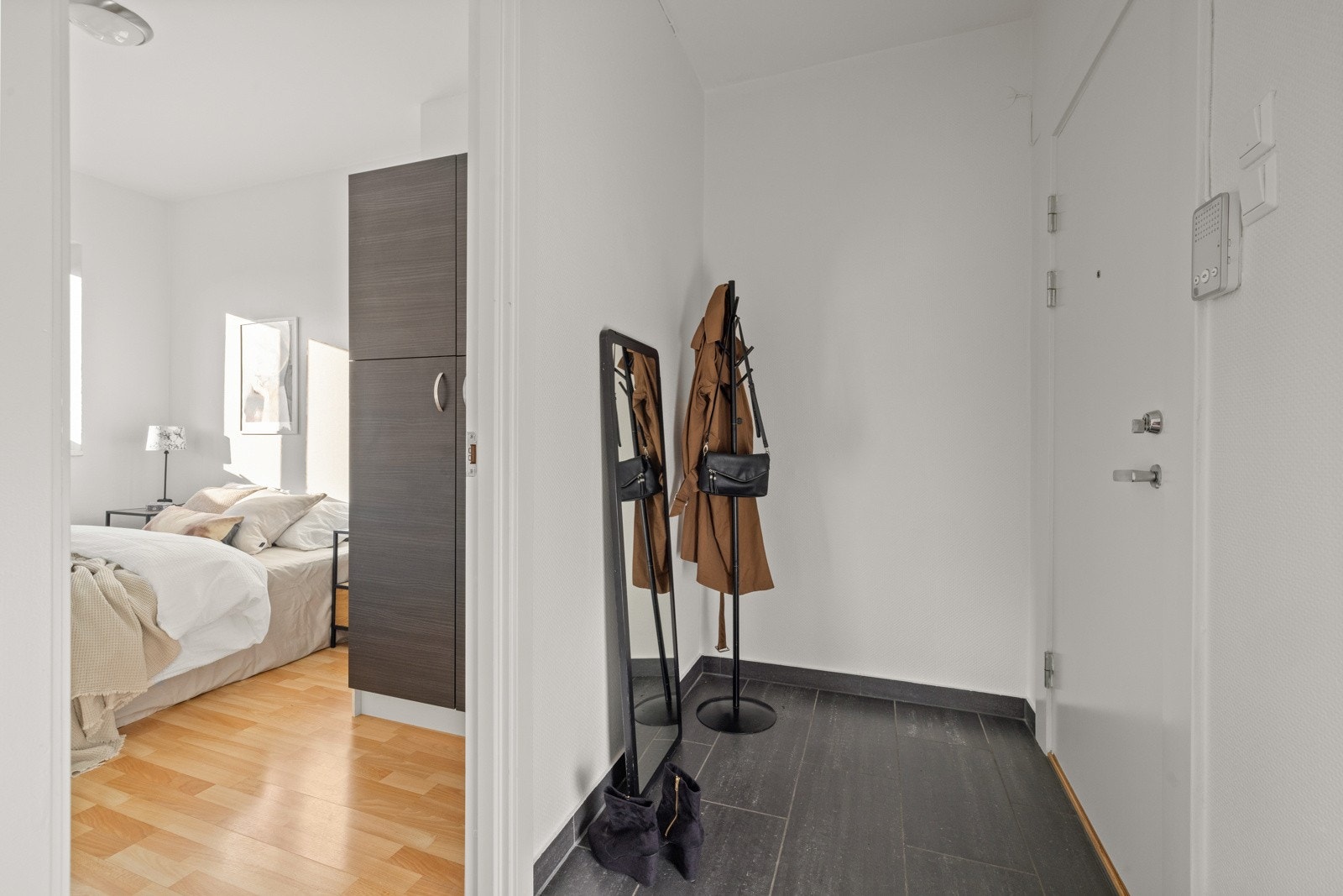 Lys og innbydende entré med flislagt gulv. Galleribilde