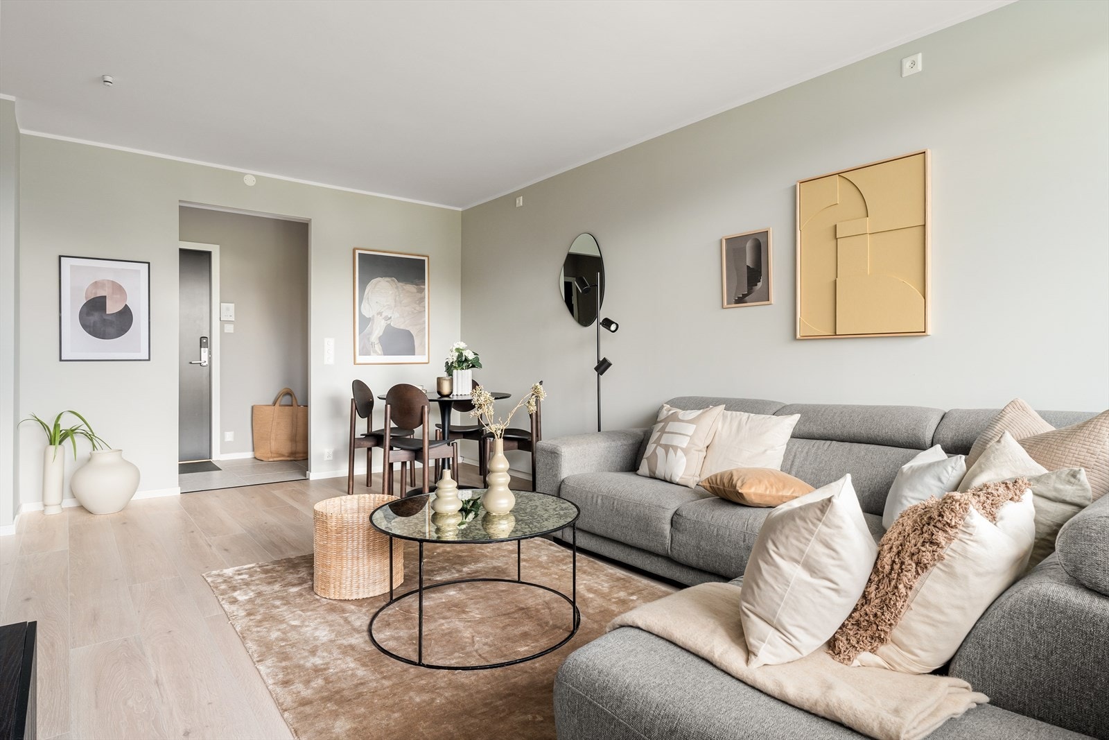 God plass til spisebord og sofa Galleribilde