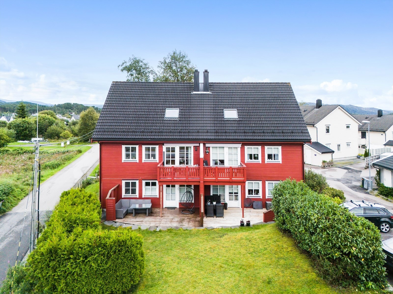 Leiligheten ligger fint til i byggets 2. og 3.etasje Galleribilde