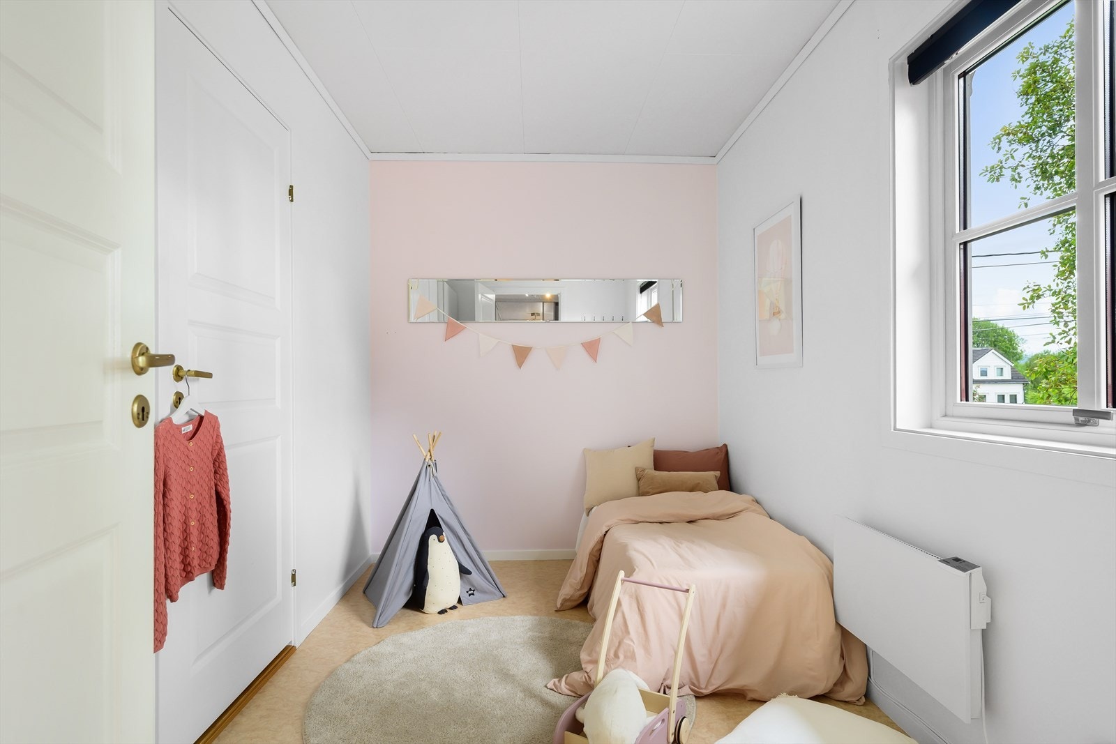 Fra soverommet er det inngang til leilighetens vaskerom. Vaskerommet inneholder opplegg for vaskemaskin og varmtvannsbereder. Galleribilde