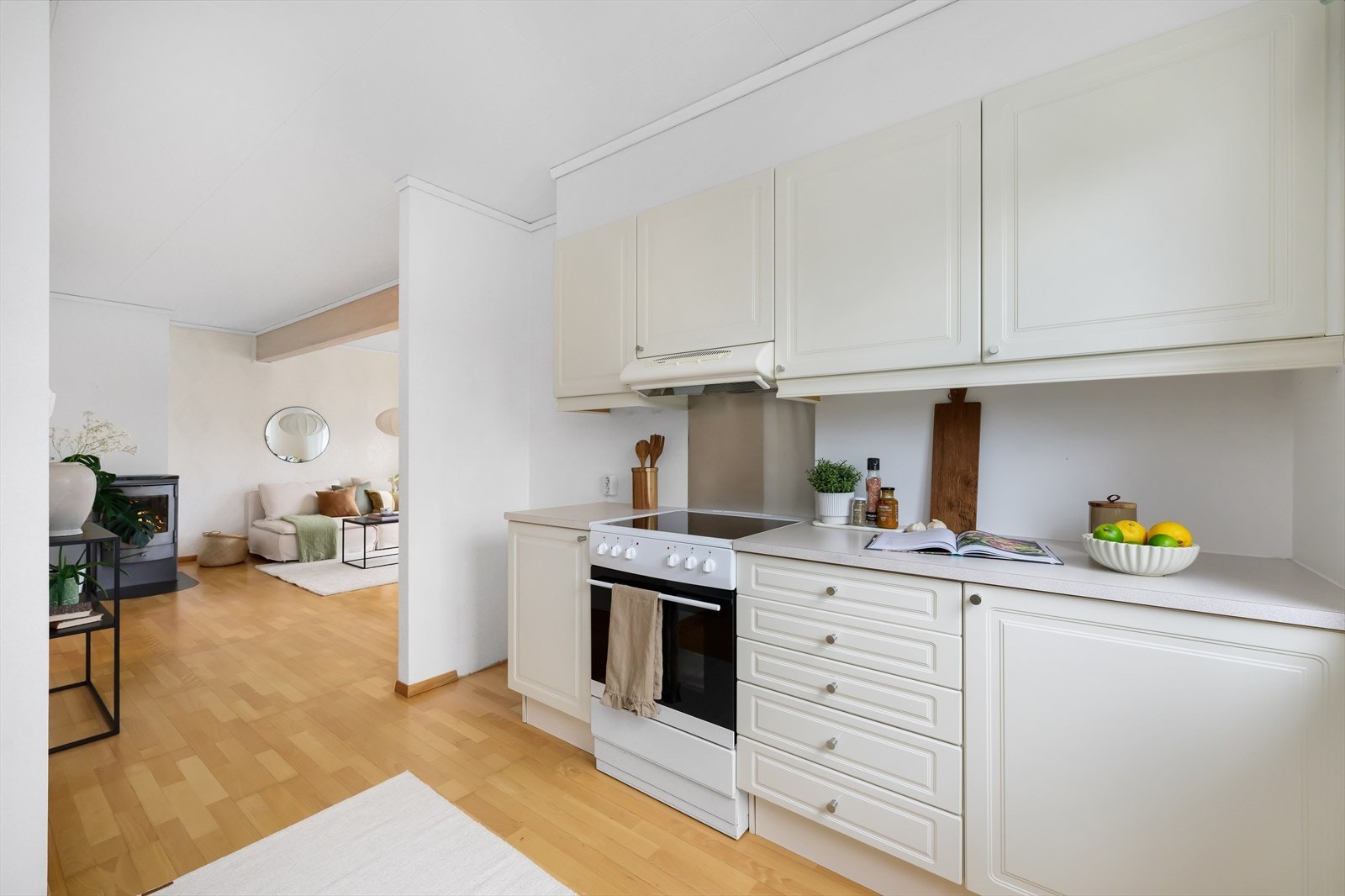 Leiligheten har en delvis åpen stue- og kjøkkenløsning Galleribilde