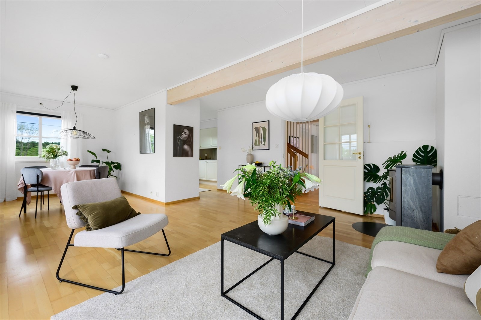 Det er god plass til sittegruppe i stuen Galleribilde