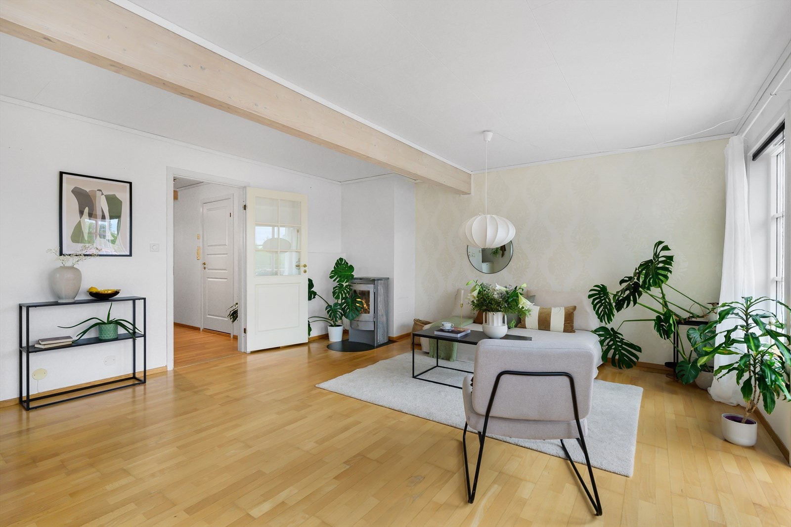 Det er godt med naturlig lysinnslipp fra store vindusflater i rommet Galleribilde