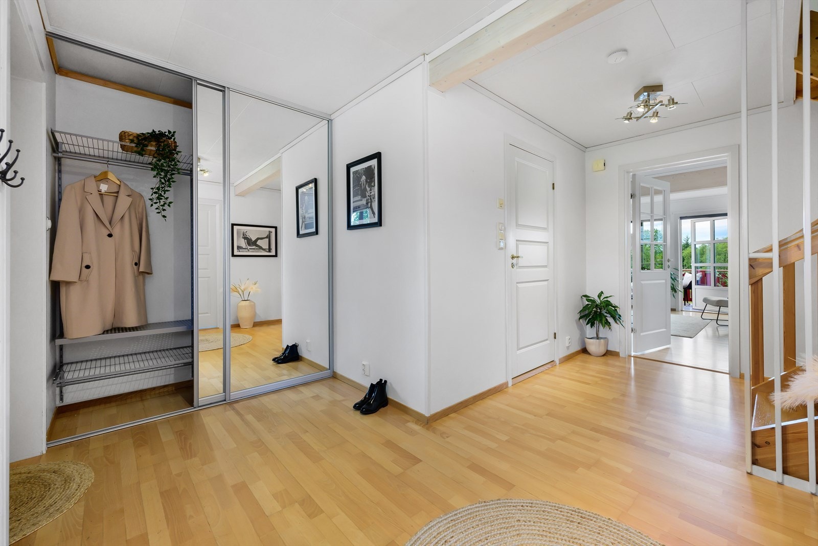 Praktisk skyvedørsgarderobe med speilfronter Galleribilde